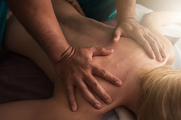 Spa merkezinde masaj — Stok fotoğraf