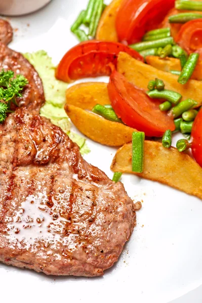 Chuleta de res con verduras — Foto de Stock