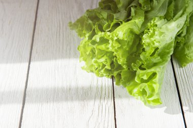 bir ahşap üzerine marul salatası