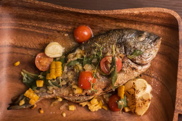 Жареная рыба Дорадо — стоковое фото