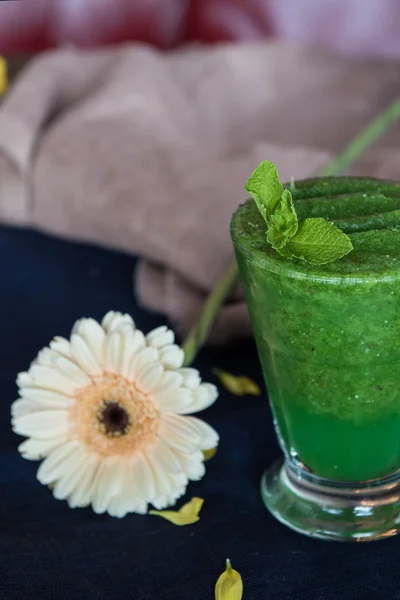 Sund økologisk grøn smoothie - Stock-foto