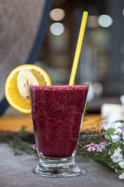 güler yüzlü dan Yaban mersini muz ve portakal suyu