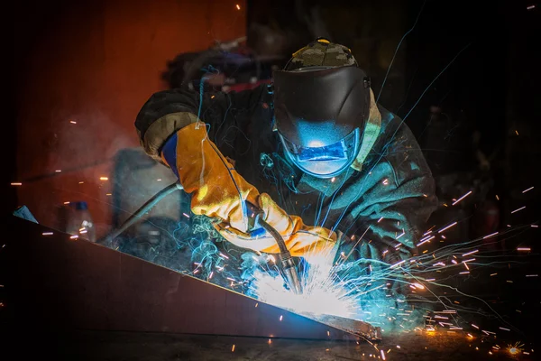 Worker welding metal — Stock Photo, Image