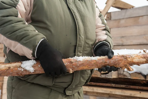 Tischler arbeitet im Sägewerk — Stockfoto