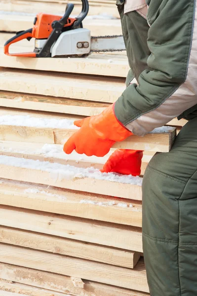 Timmerman aan het werk bij zagerij — Stockfoto