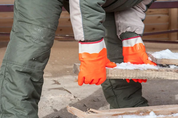 Tischler arbeitet im Sägewerk — Stockfoto