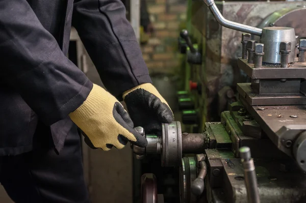 Trabajador en guantes de protección — Foto de Stock