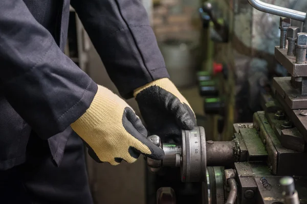 Worker in protective gloves — Stock Photo, Image