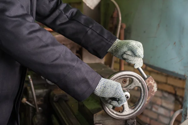 Werknemer in beschermende handschoenen — Stockfoto