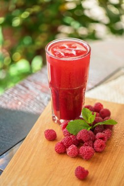 ahududu meyve içkiyle