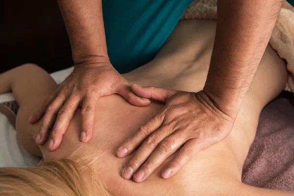 Massage på spa — Stockfoto