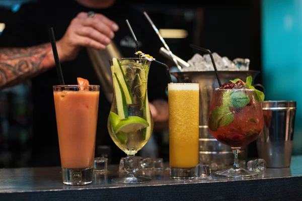 Cocktails auf Barhintergrund — Stockfoto