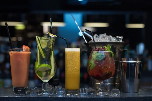 Cocktails no fundo do bar — Fotografia de Stock