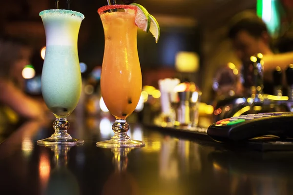 Cocktails on bar background — Stock Photo, Image