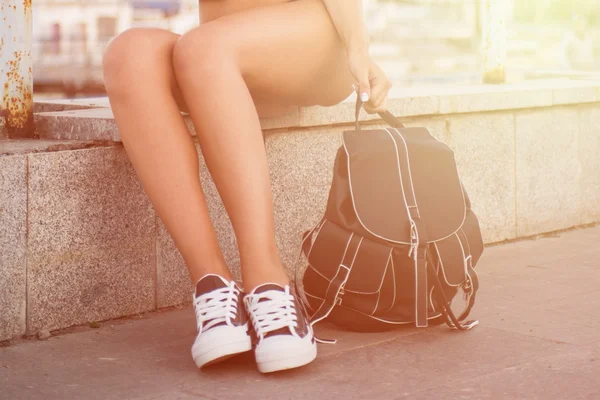 Primer plano de las piernas de la mujer en zapatos de goma blancos —  Fotos de Stock