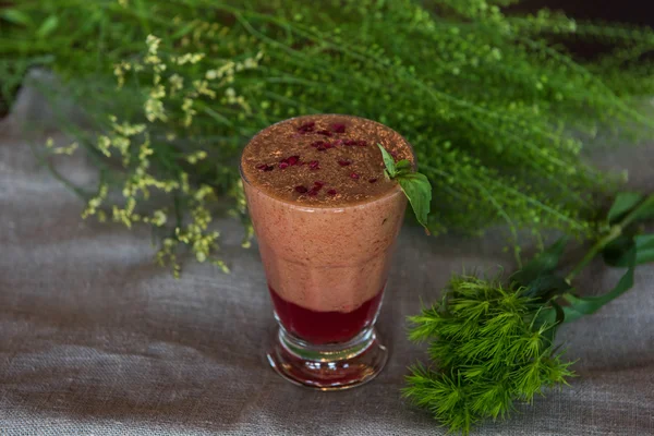 Himbeer-Smoothie mit Basilikum — Stockfoto