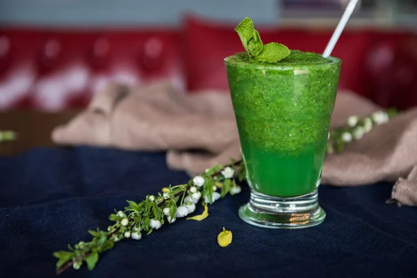 Smoothie verde orgânico saudável — Fotografia de Stock