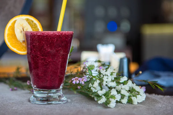 Smoothie van banaan en sinaasappel bosbessensap — Stockfoto