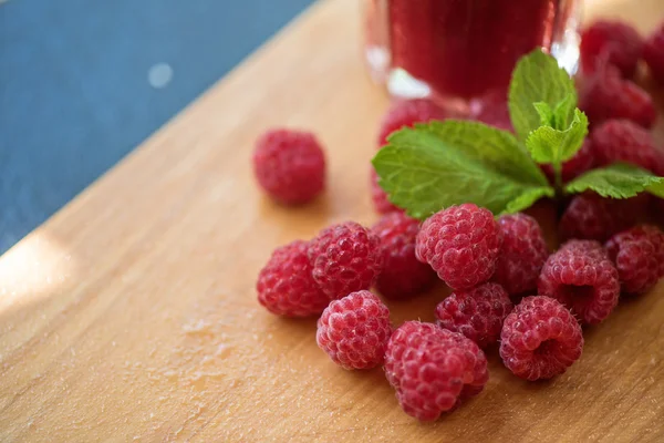 Fresh ripe raspberries — Stock Photo, Image