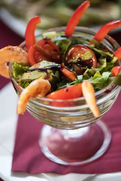 Salade met gekookte garnalen — Stockfoto