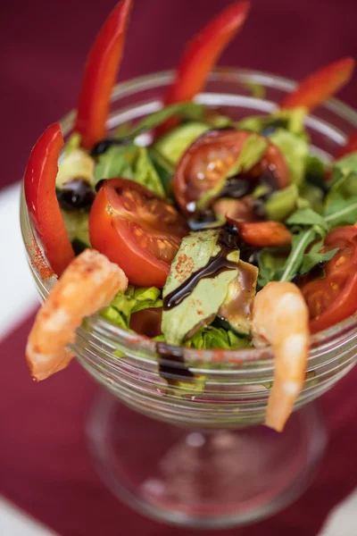 Salade met gekookte garnalen — Stockfoto