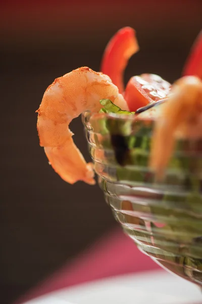 Salada com camarão cozido — Fotografia de Stock