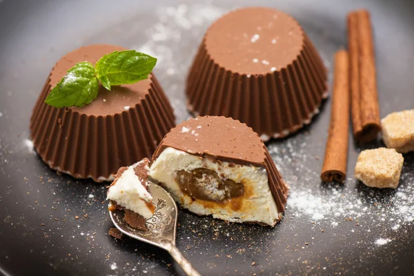 Dessert van ijs en chocolade — Stockfoto