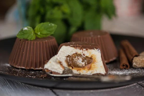 Tatlı krema ve çikolata — Stok fotoğraf