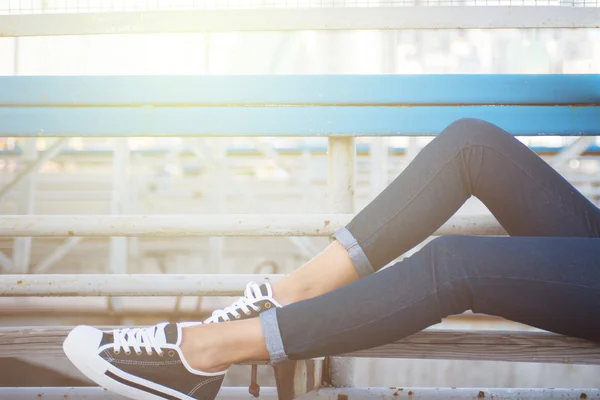 Närbild av kvinnan ben i vita joggingskor — Stockfoto