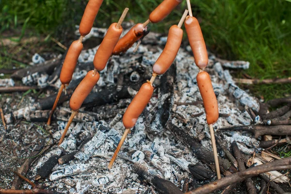 Grillowane kiełbaski na ognisku — Zdjęcie stockowe