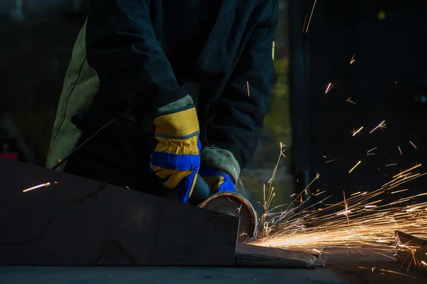 Worker welding metal — Stock Photo, Image