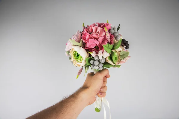 Mano maschile dando bouquet da sposa — Foto Stock