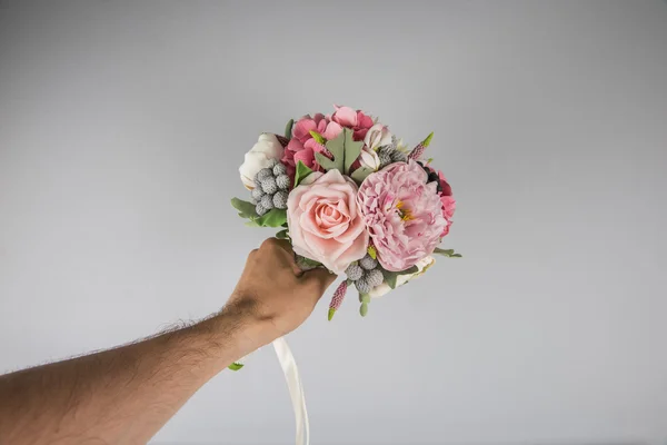 Mão masculina dando buquê de casamento — Fotografia de Stock