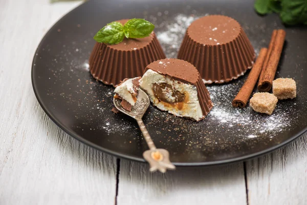 Десерт из сливок и шоколада — стоковое фото