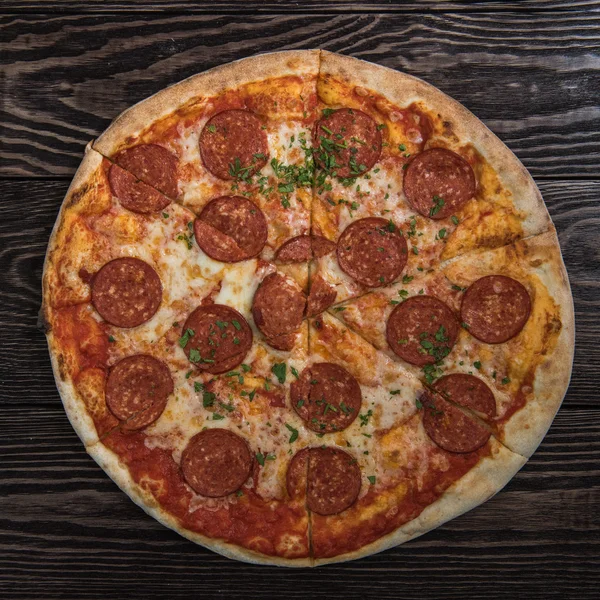 Pizza gustoasă cu pepperoni — Fotografie, imagine de stoc