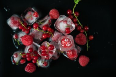 Ahşap masa üzerinde dondurulmuş meyveler