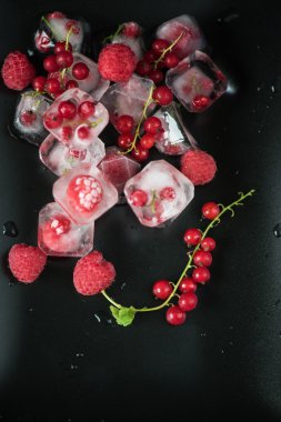 Ahşap masa üzerinde dondurulmuş meyveler