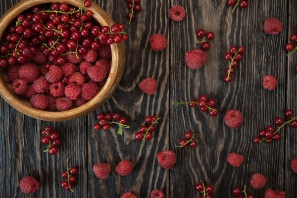 Świeże jagody na drewnianym stole — Zdjęcie stockowe