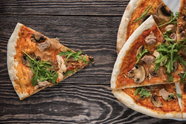 Pizza s kuřecím masem a houbami — Stock fotografie