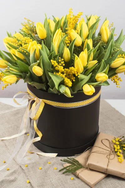 Heller Frühlingsstrauß aus Tulpen und Mimosen — Stockfoto