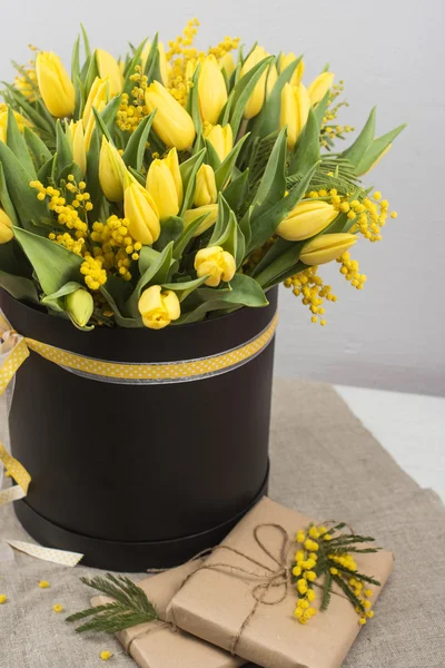 Heller Frühlingsstrauß aus Tulpen und Mimosen — Stockfoto