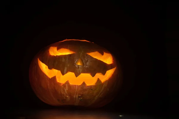 Хэллоуин тыква на черном — стоковое фото