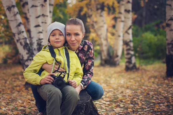 Kvinna och hennes son med kamera — Stockfoto