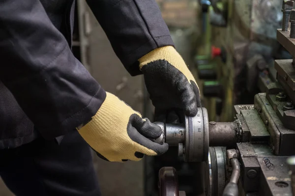 Trabajador en guantes de protección — Foto de Stock