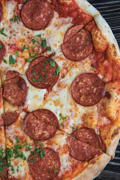 Pizza gustoasă cu pepperoni — Fotografie, imagine de stoc