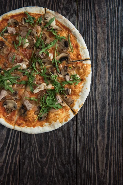 Pizza s kuřecím masem a houbami — Stock fotografie