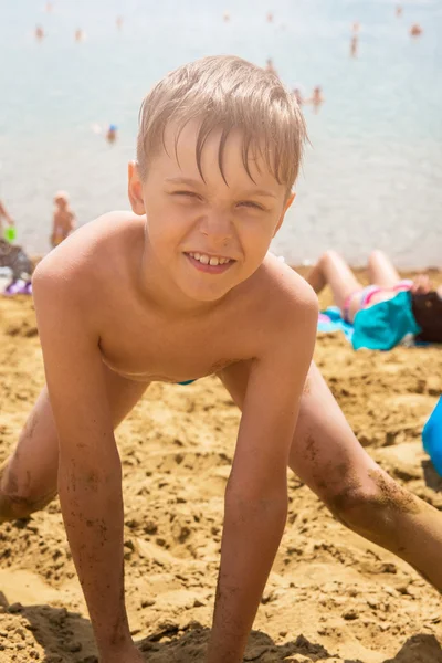 Bambino ragazzo in spiaggia — Foto Stock