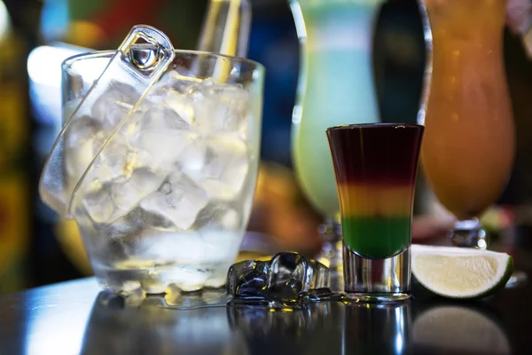 Cocktails no fundo do bar — Fotografia de Stock