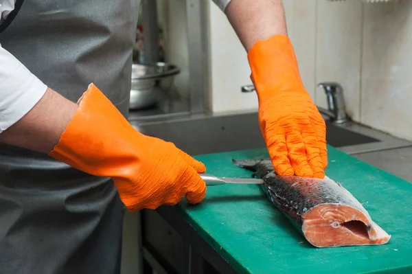 Cutting salmon fish — Stock Photo, Image