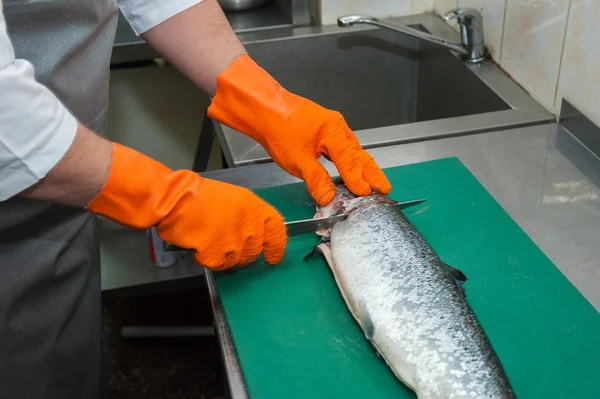 Corte de peixes de salmão — Fotografia de Stock